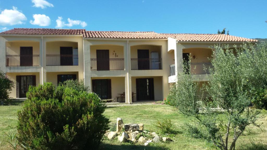 een groot gebouw met een tuin ervoor bij I Mucchi in Galeria