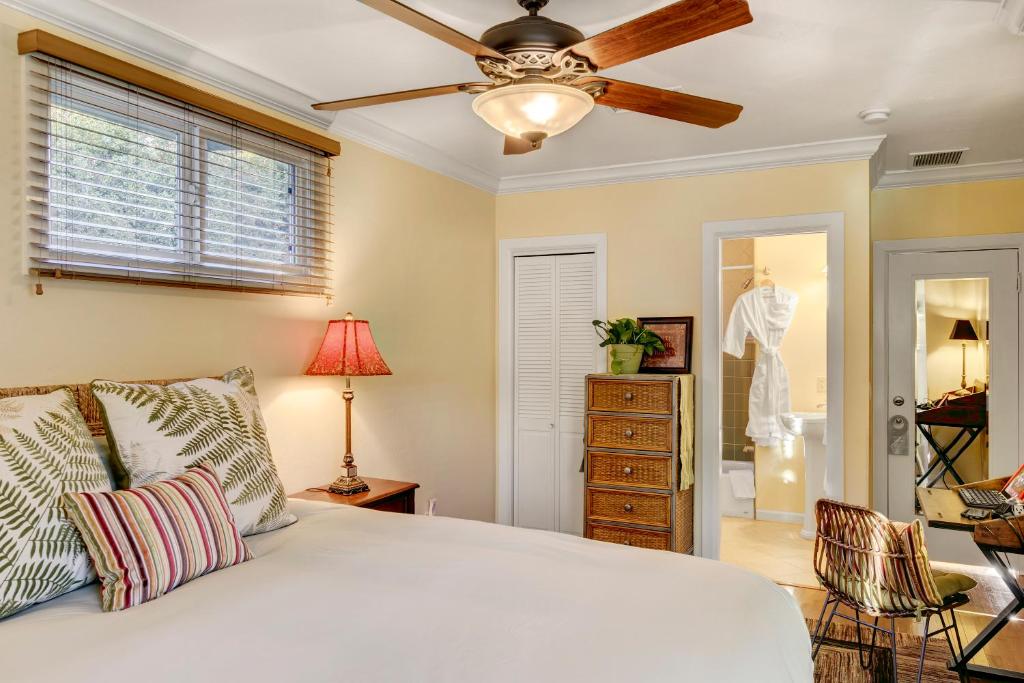 Hillcrest House Bed & Breakfast - Deluxe King Room
