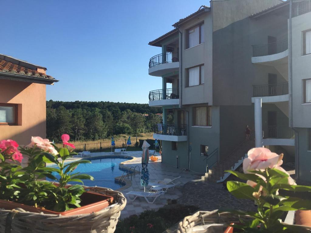 uitzicht op een gebouw en een zwembad bij Dream Bay Family Hotel in Tsarevo