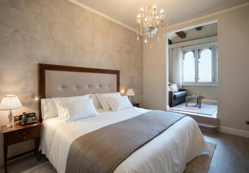 Postel nebo postele na pokoji v ubytování Hotel Casa Vilella 4* Sup
