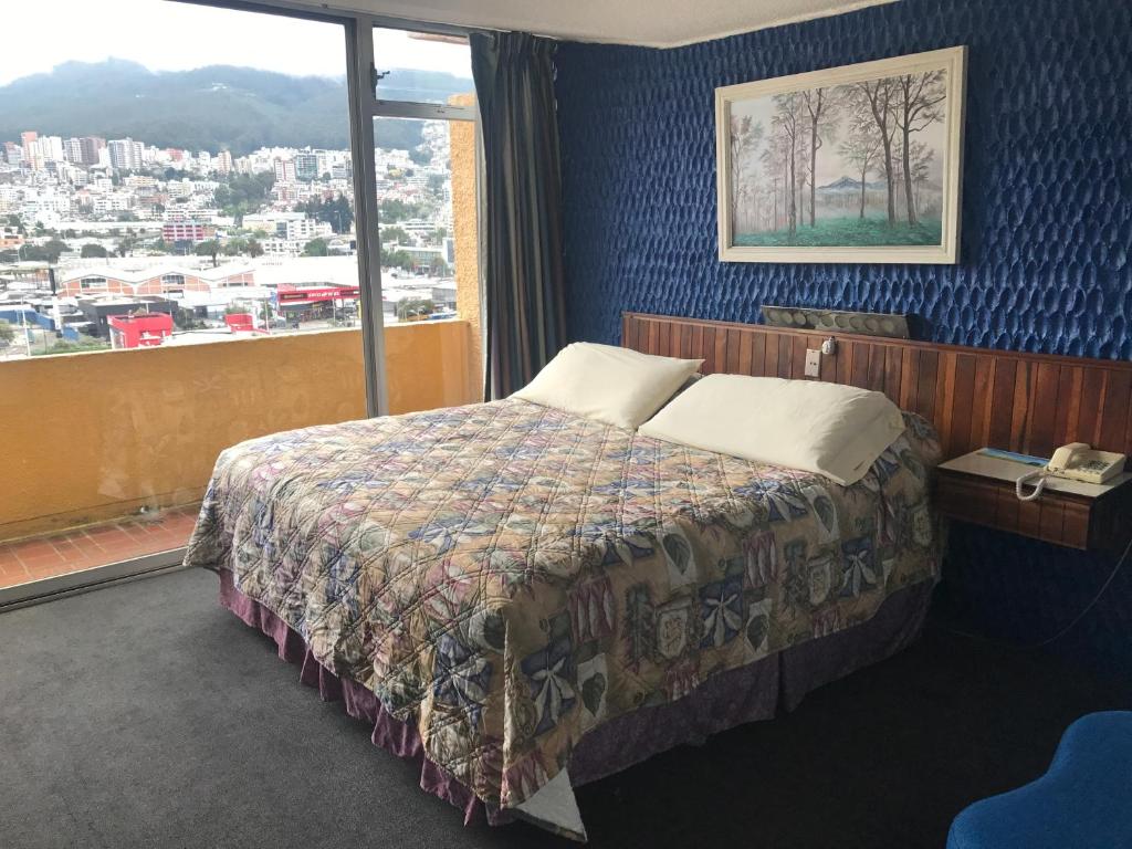 Postel nebo postele na pokoji v ubytování Hotel Savoy Inn