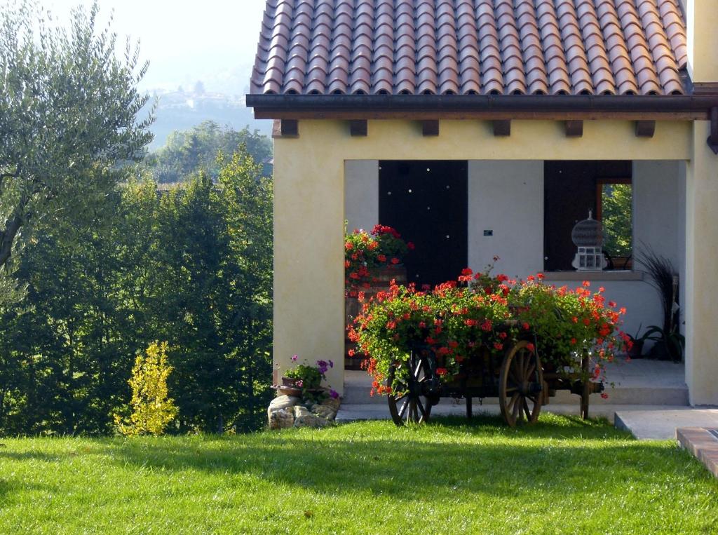 A garden outside B&B Santa Fosca