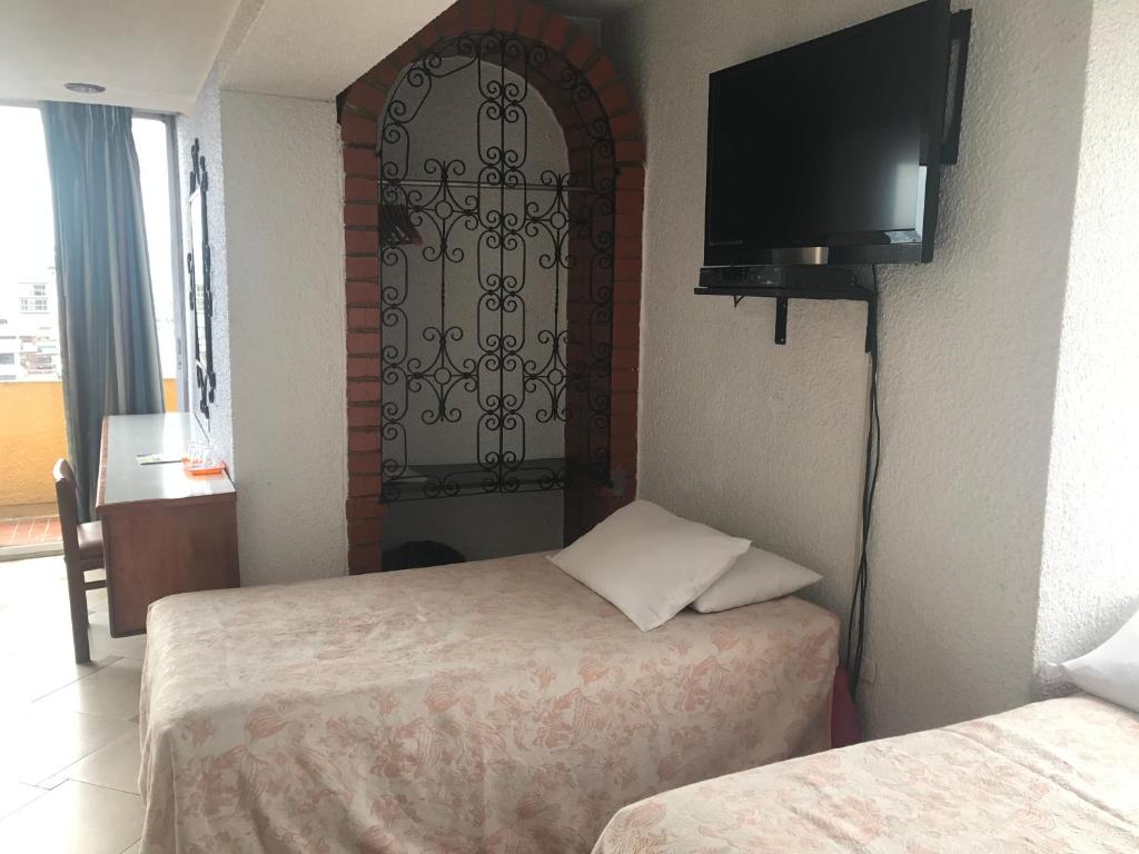 Postel nebo postele na pokoji v ubytování Hotel Savoy Inn