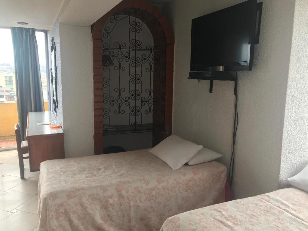 Postel nebo postele na pokoji v ubytování Hotel Savoy Inn
