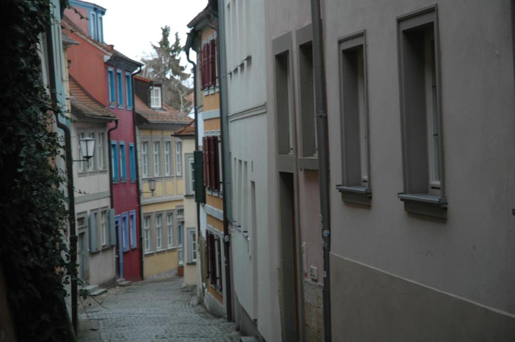 un callejón en una ciudad con edificios en Altstadt Apartment, en Bamberg