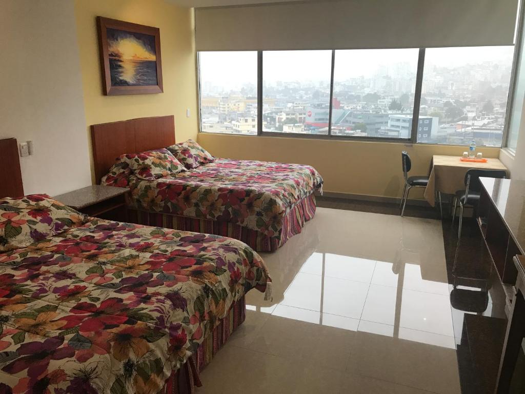 Postel nebo postele na pokoji v ubytování Hotel Savoy Inn