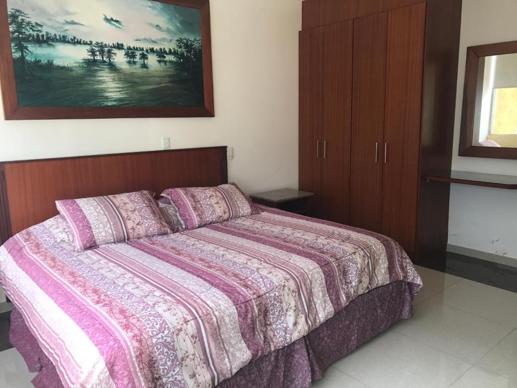 Postel nebo postele na pokoji v ubytování Hotel Savoy Inn