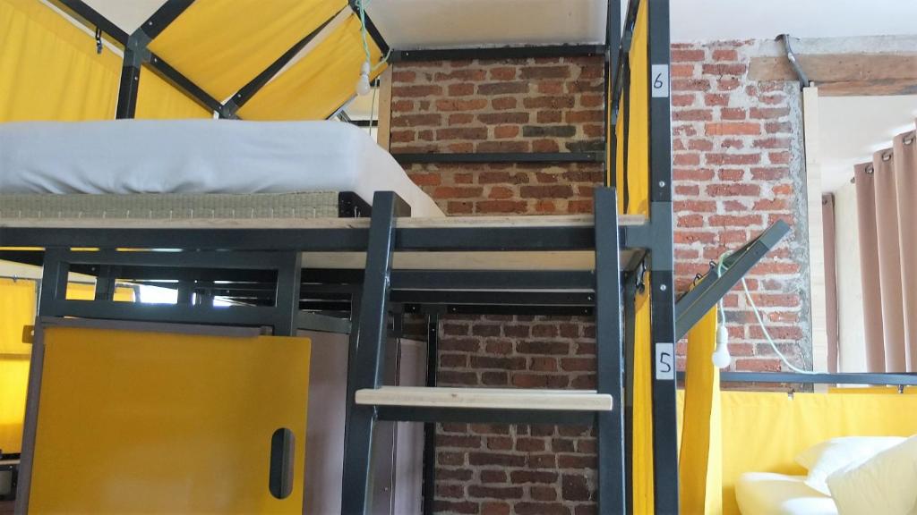 Palanda nebo palandy na pokoji v ubytování La Maison Rouge - Backpacker Hostel