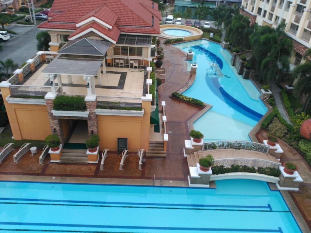 Вид на бассейн в 2 BR Sorrento Oasis или окрестностях