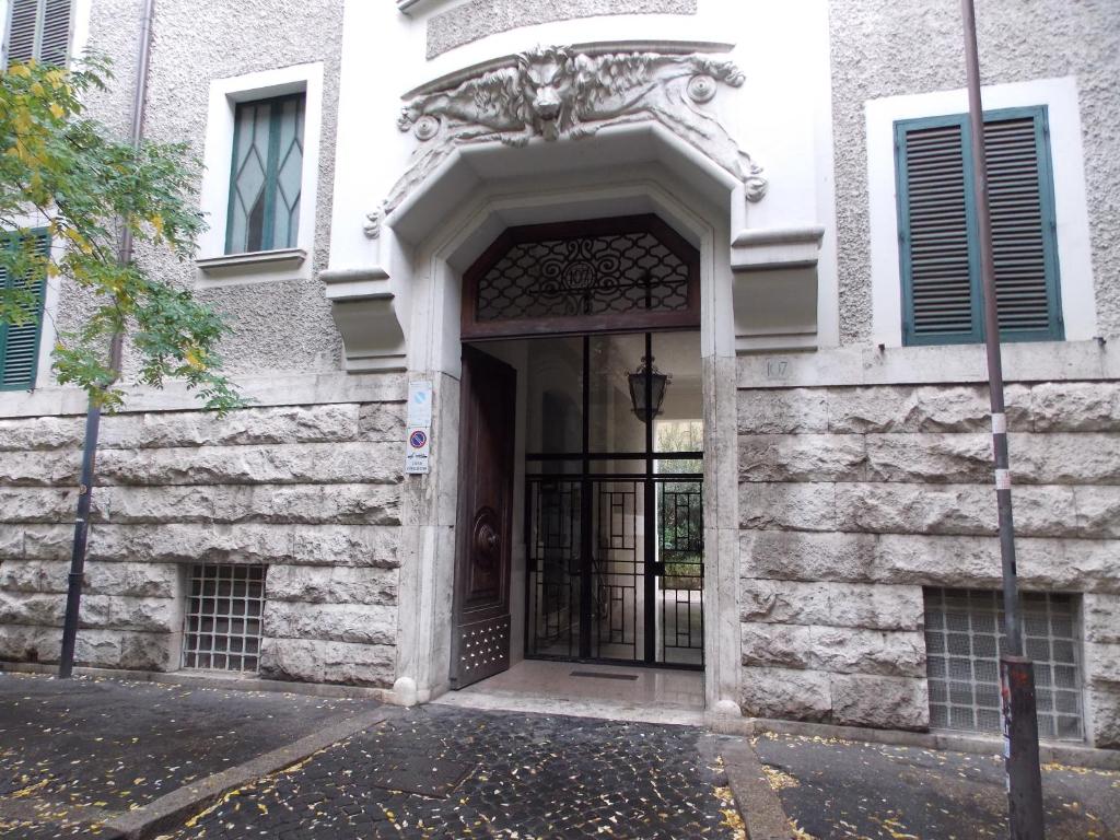 uma entrada para um edifício com uma porta em Holiday House Roma Vaticano em Roma
