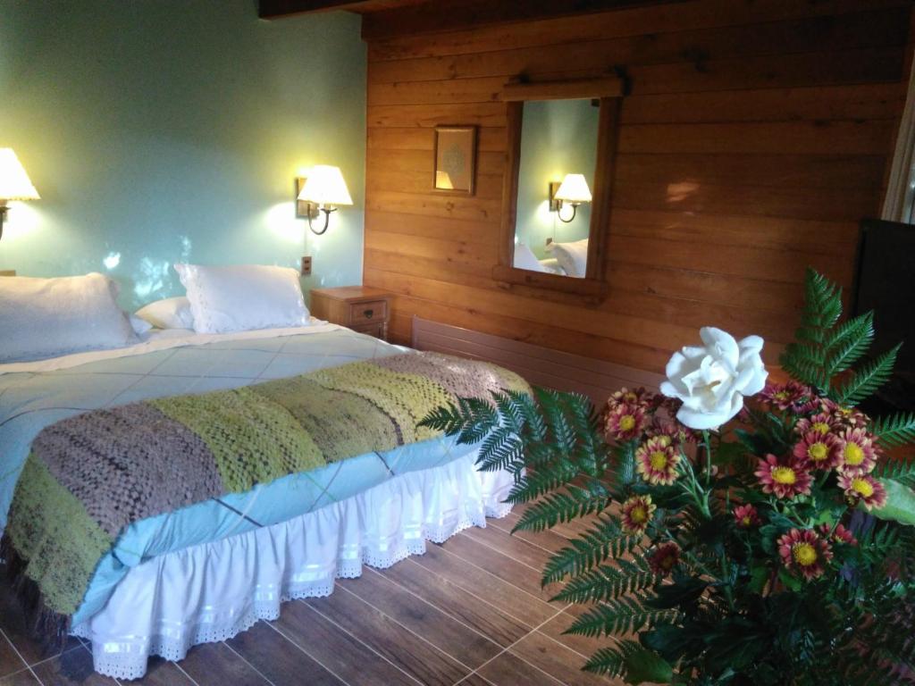 Uma cama ou camas num quarto em Hotel Malalhue