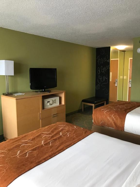 um quarto de hotel com duas camas e uma televisão de ecrã plano em Trip Hotel Ithaca em Ithaca