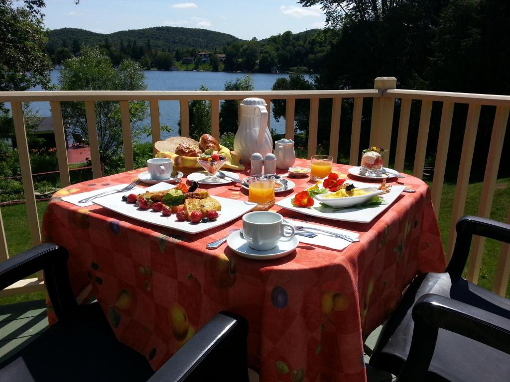 a table with food and drinks on top of a table at Auberge Aux Nuits de Rêve in Sainte-Agathe-des-Monts
