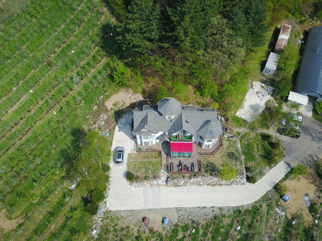 een uitzicht op een groot huis met bij Happy Dream Pension in Pyeongchang 