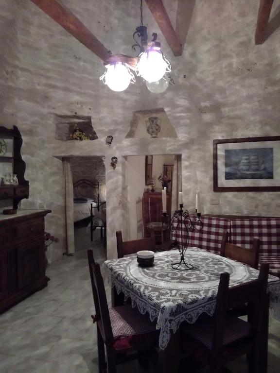 A seating area at Trulli Sarmenzanello