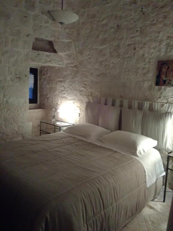 A bed or beds in a room at Trulli Sarmenzanello