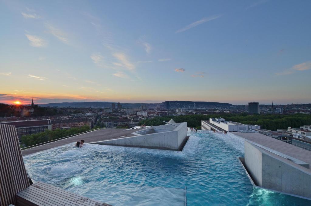 una piscina sul tetto di un edificio di B2 Hotel Zürich a Zurigo