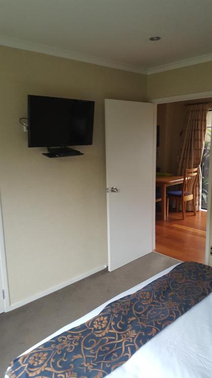 TV a/nebo společenská místnost v ubytování Heta Road B&B