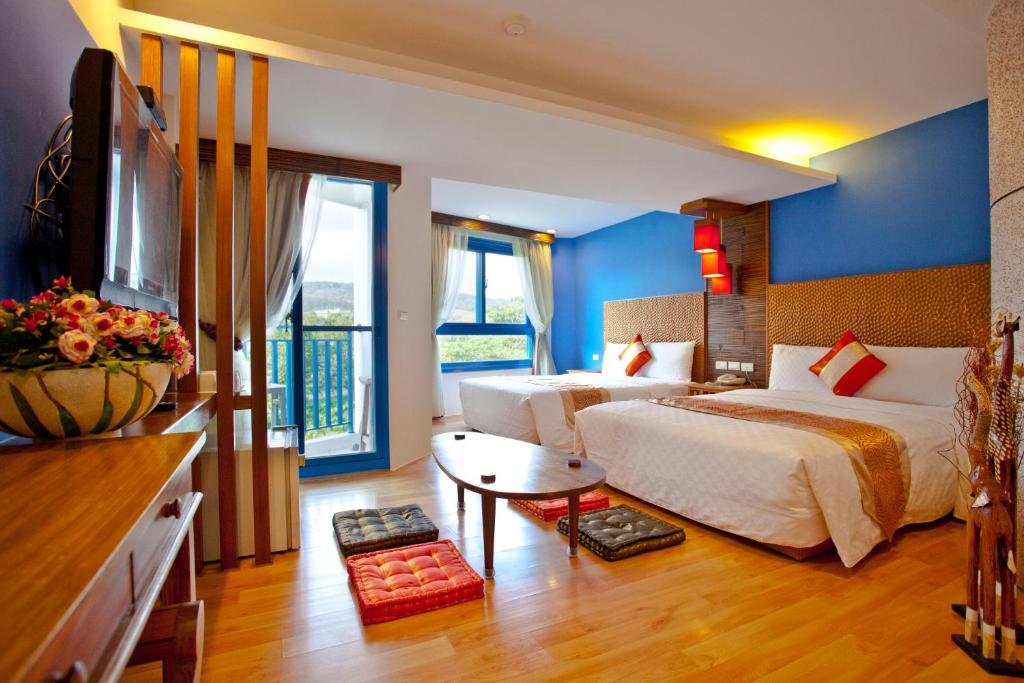 Habitación de hotel con cama y TV en Golden Sea Inn, en Kenting