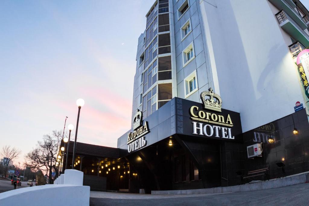 um edifício de hotel com uma placa que lê Corona Hotel em Corona Hotel em Vladivostok