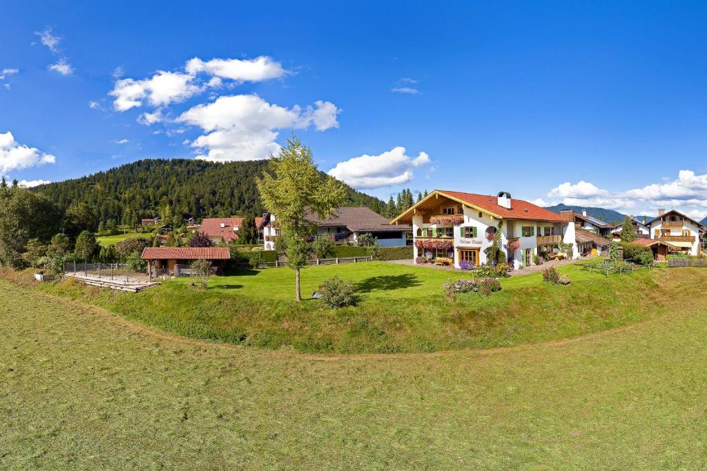 widok z góry na dom na wzgórzu w obiekcie Gästehaus Oberland w mieście Wallgau