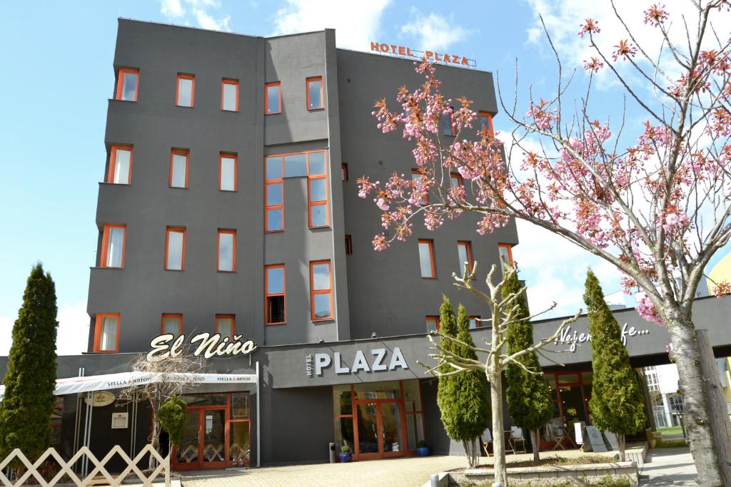 eine Ausstellung des Plaza Hotels in Wien in der Unterkunft Hotel Plaza in Mladá Boleslav