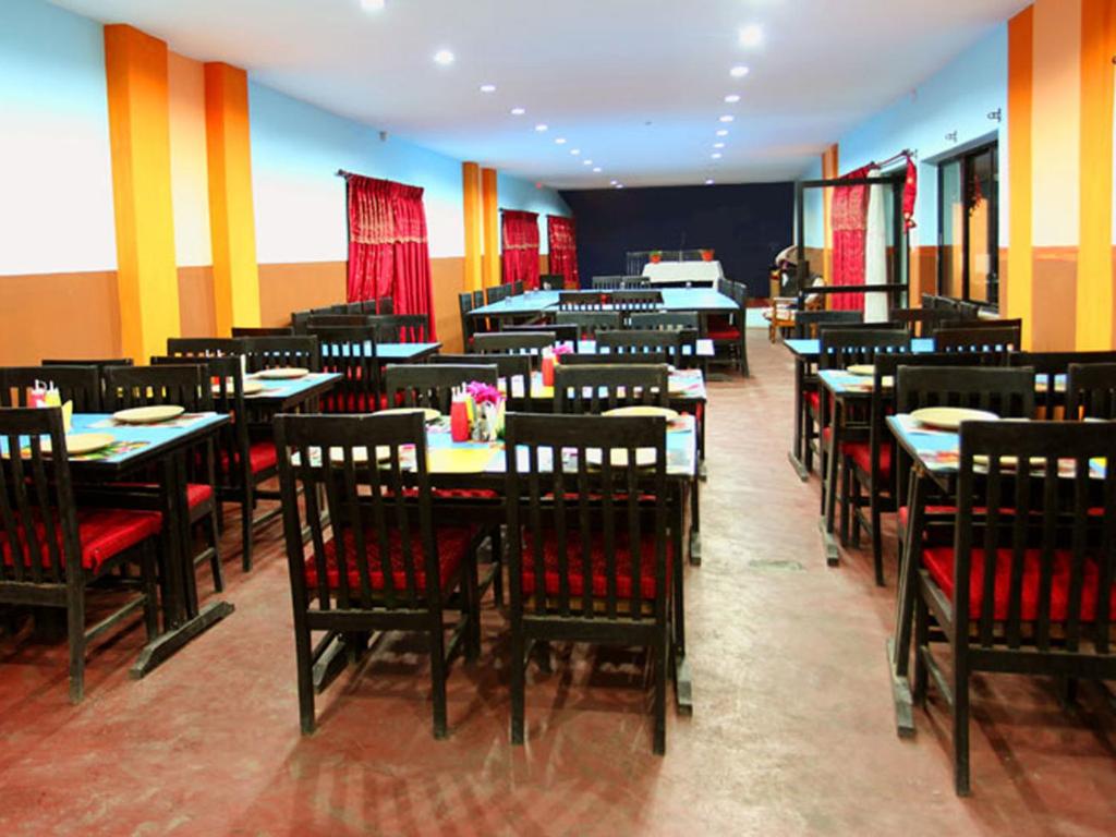 una sala da pranzo con tavoli e sedie di Trekkers Lodge a Pokhara