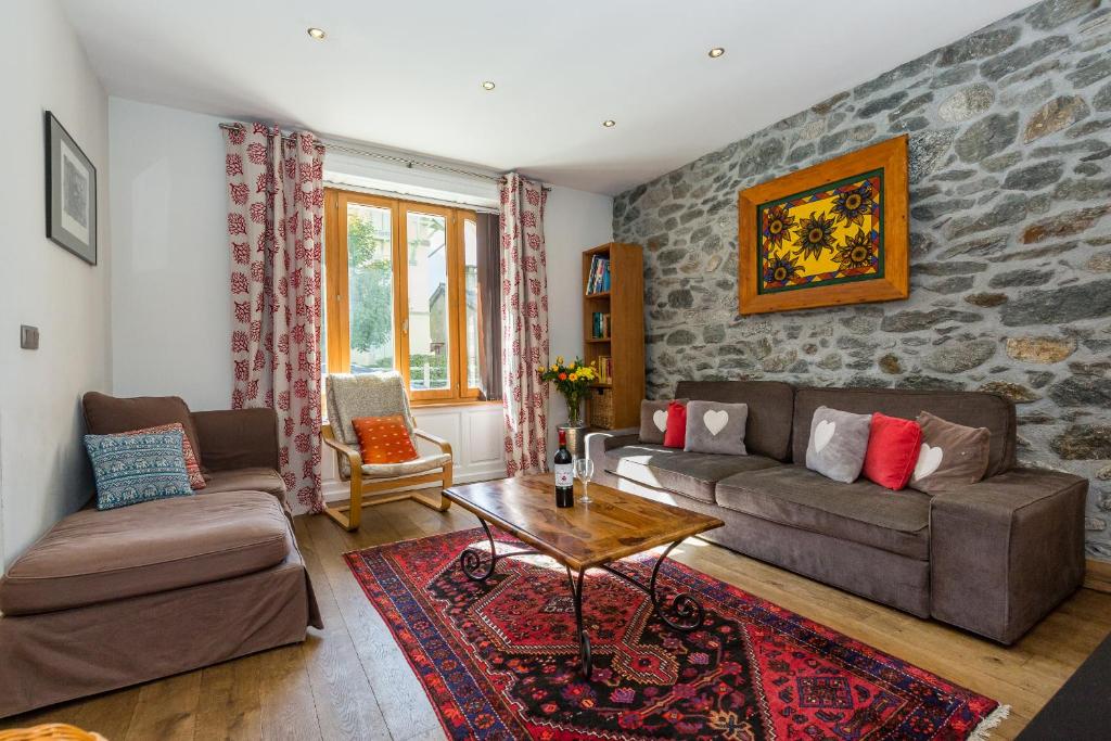 un salon avec un canapé et une table dans l'établissement Lodge aux Praz, à Chamonix-Mont-Blanc