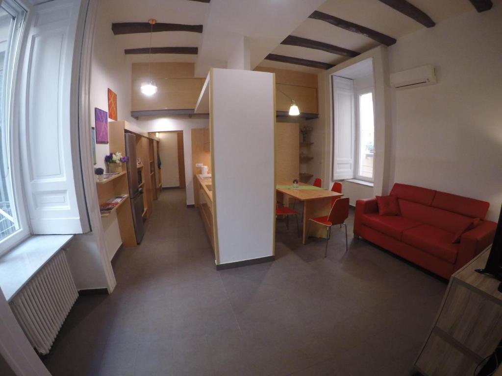 ナポリにあるアッリンカント ディ マリーのリビングルーム(赤いソファ、テーブル付)