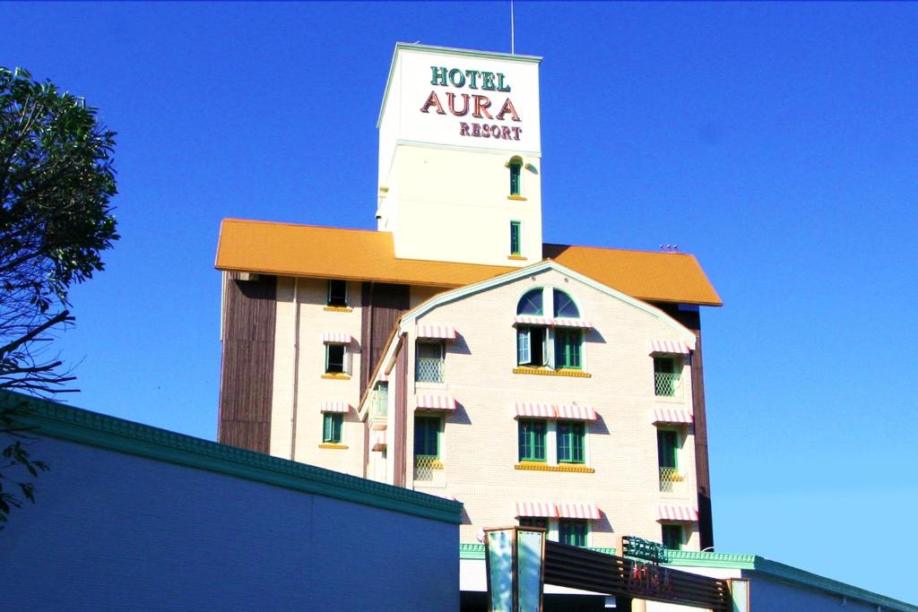 um sinal de agente de ópera do hotel no topo de um edifício em AURA Resort Iga (Adult Only) em Iga