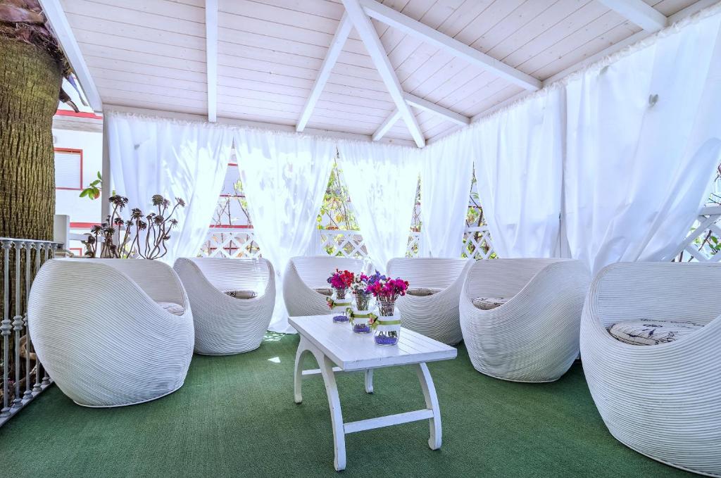 A seating area at Residence Costa
