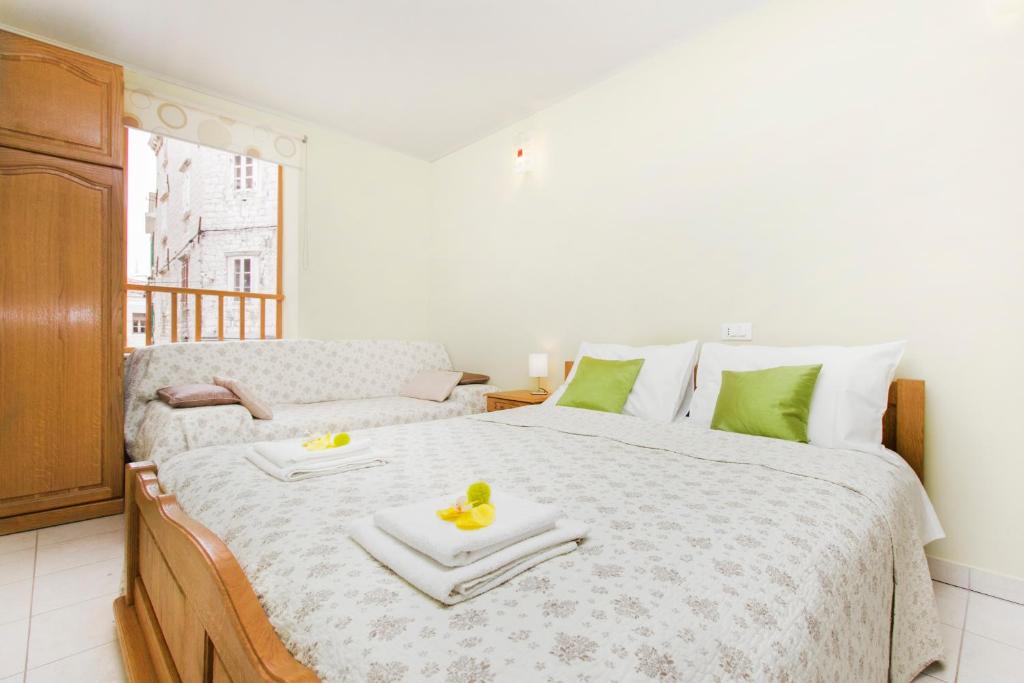 sypialnia z łóżkiem z ręcznikami i zabawkami w obiekcie Top City Center Apartments w Szybeniku