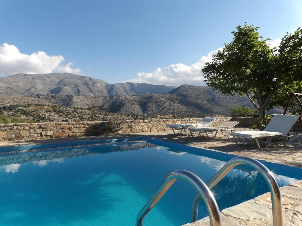 a swimming pool with a view of the mountains at Arodamos Guesthouse in Krousón