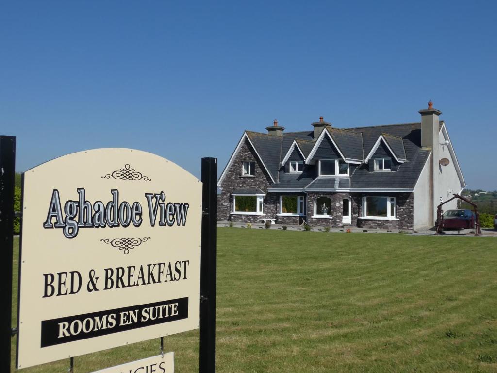 un cartel de bed and breakfast frente a una casa en Aghadoe View Bed & Breakfast, en Killarney