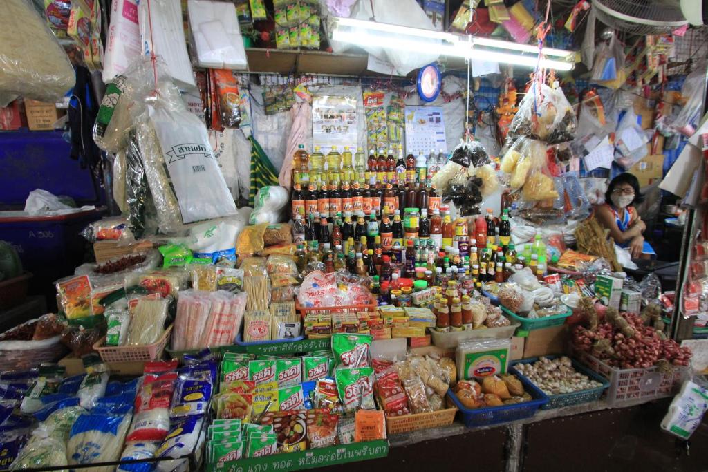 Supermarket nebo jiné obchody v  hotelu nebo okolí