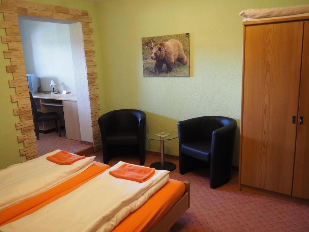 Postel nebo postele na pokoji v ubytování Hotel zum Friedl