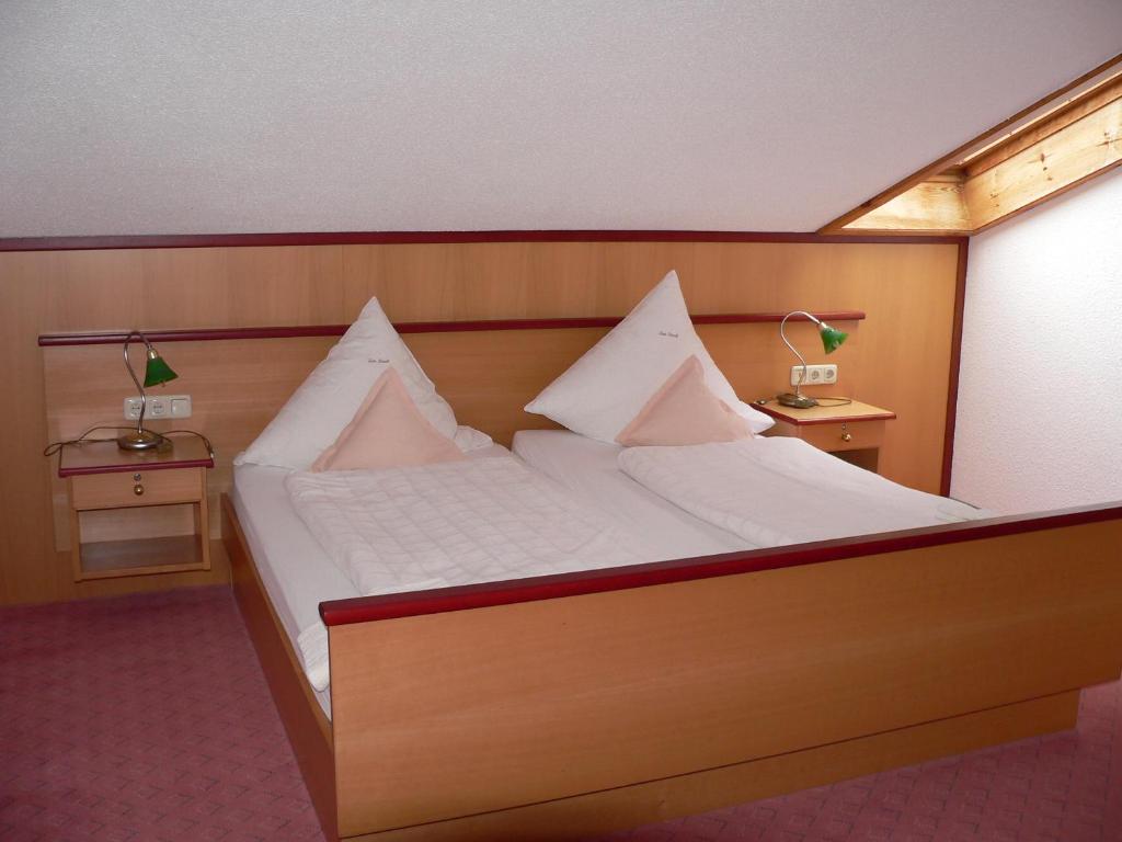 Postel nebo postele na pokoji v ubytování Hotel zum Friedl