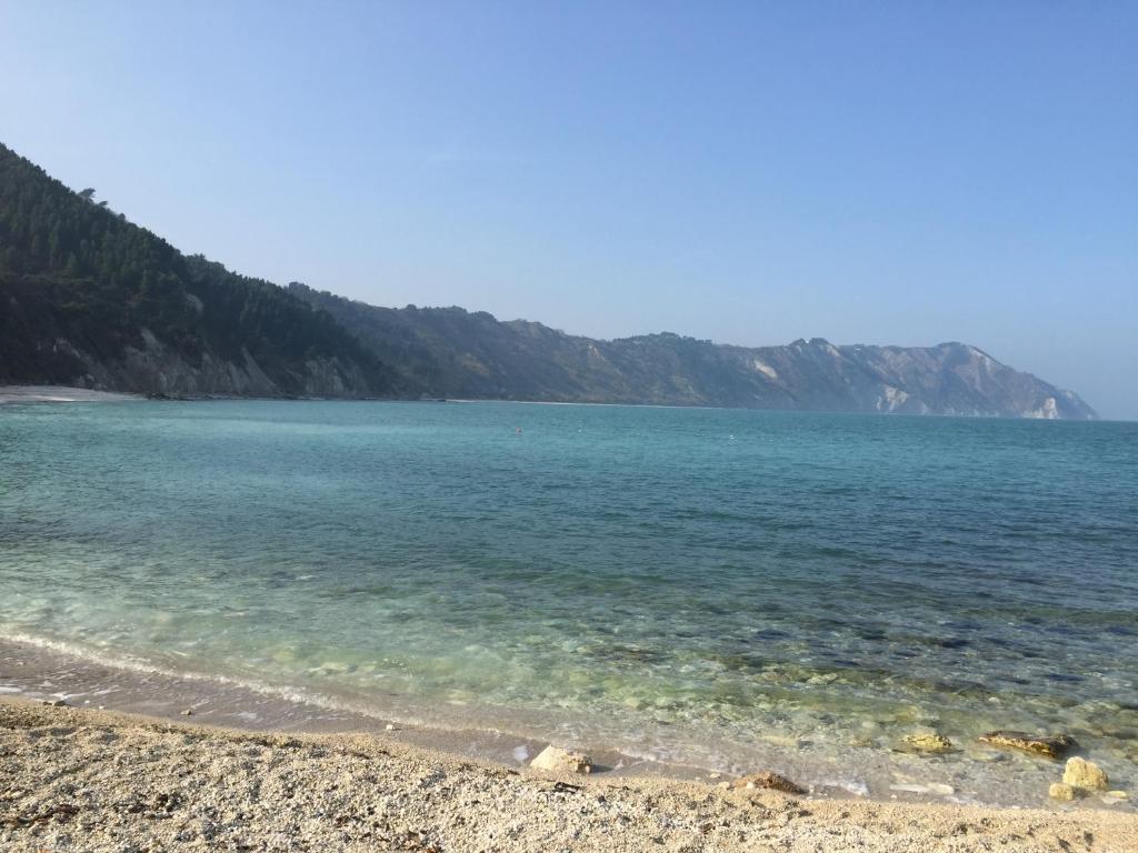 アンコーナにあるBadia a Portonovoの岩場水