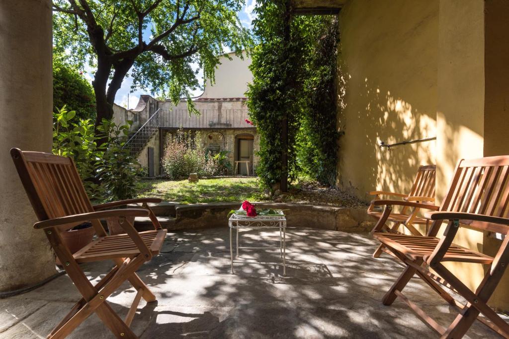 a group of rocking chairs sitting on a patio at Roommo Pergola in Florence