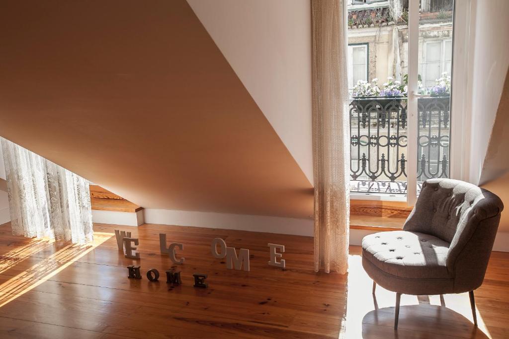 un soggiorno con sedia e finestra di Penthouse Lisboa 204 a Lisbona