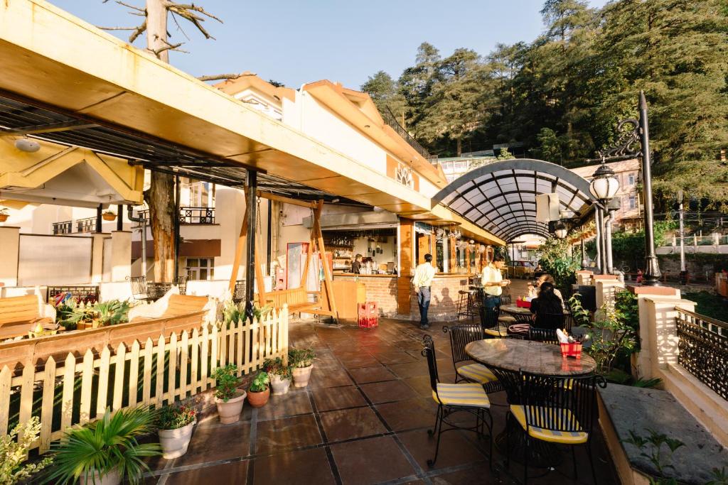Restaurace v ubytování Hotel Willow Banks - Boutique 4 star Hotel on the Mall Road Shimla