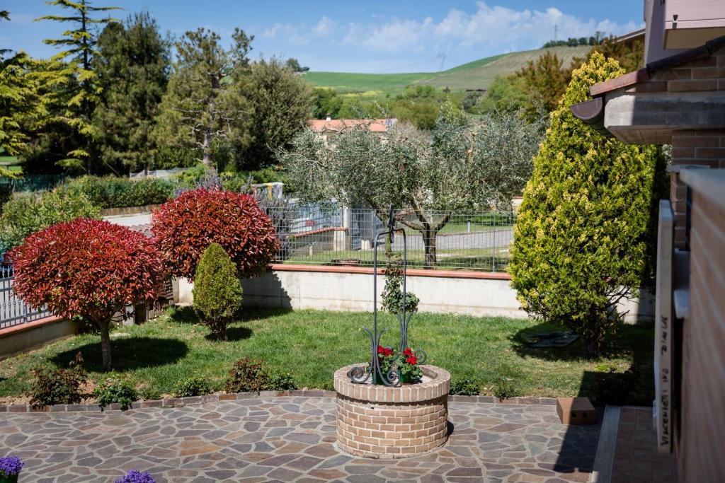 vistas a un jardín con árboles y arbustos en Appartamento Il Tiglio, en Osimo