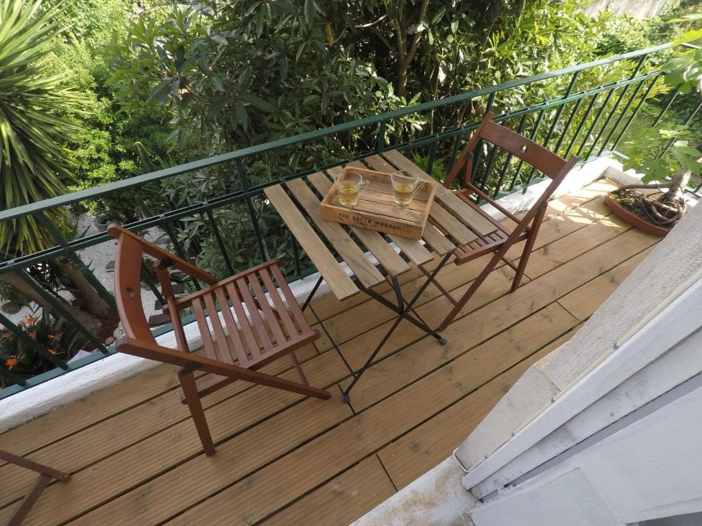 dwa krzesła i stół na tarasie w obiekcie Casa Coimbra w mieście Coimbra