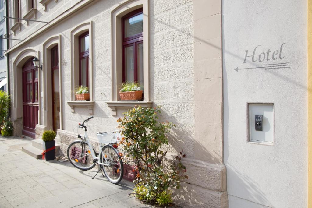 Jízda na kole v ubytování Hotel Garni Zum Hirschen nebo okolí