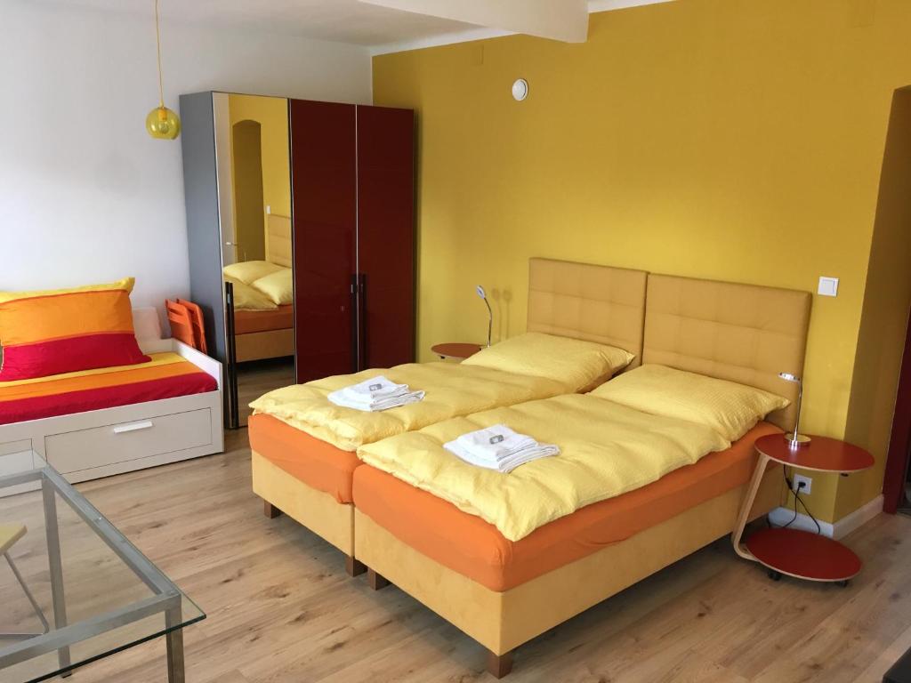 1 dormitorio con 1 cama con 2 toallas en Alte Post Greifenstein, en Greifenstein
