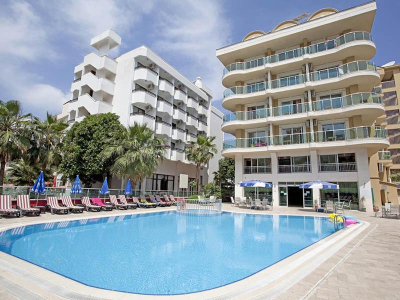 um hotel com uma grande piscina ao lado de um edifício em Alkan Hotel em Marmaris