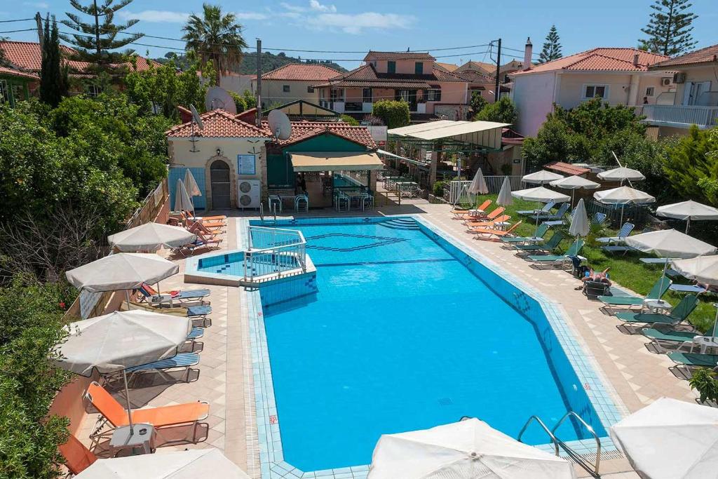 una vista aérea de una piscina con sillas y sombrillas en Tom & John Center, en Tsilivi