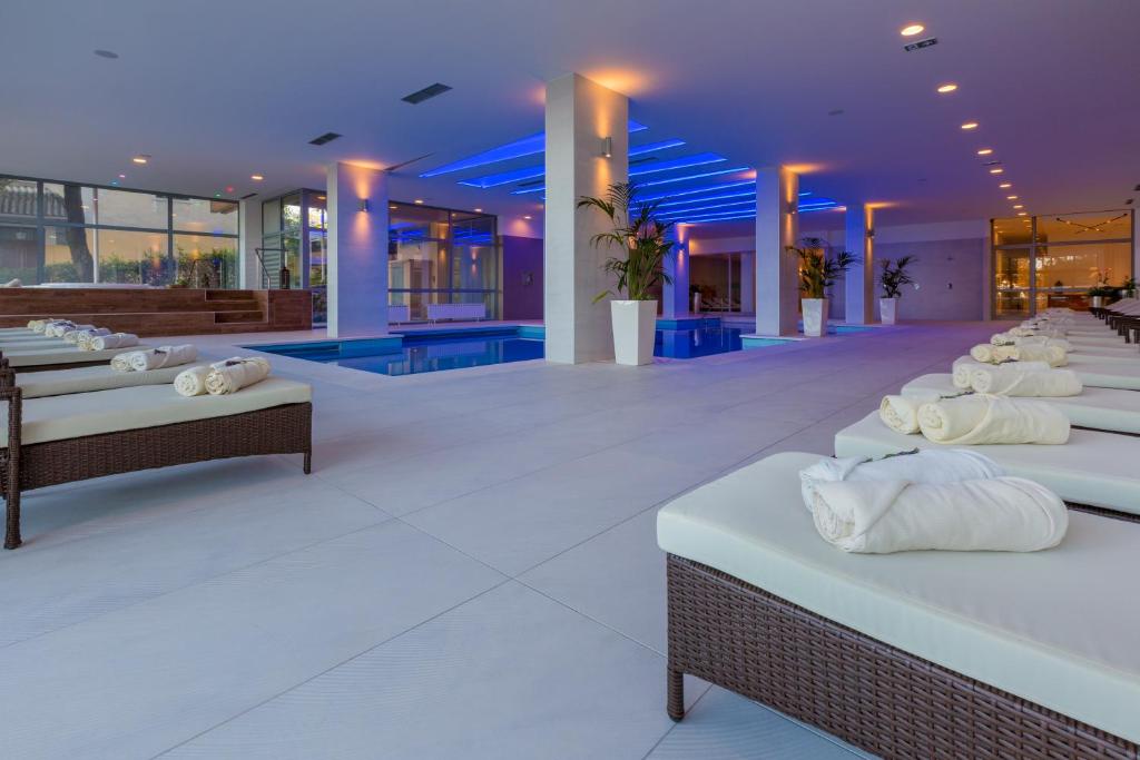 een kamer met witte bedden bij Hotel Katarina in Selce
