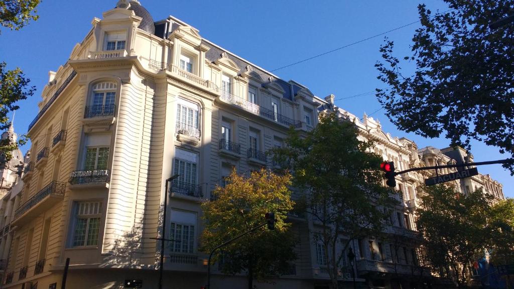 um grande edifício branco numa rua com um semáforo em Astoria Hotel em Buenos Aires