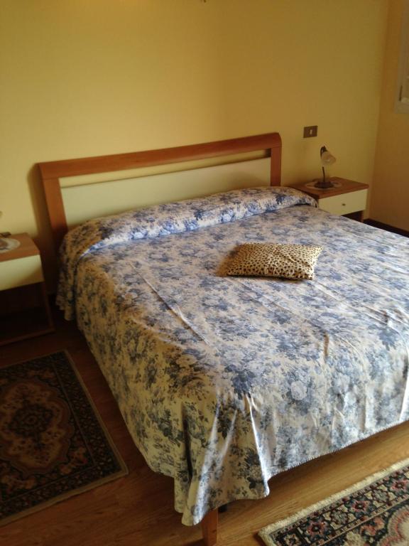 una camera da letto con un letto con un cuscino sopra di B&B Zanin di Zanin Mauro a Valdobbiadene